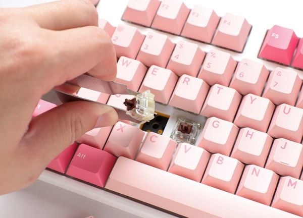 Ducky One 3 TKL, Koblet med ledninger (ikke trådløs), USB, Mekanisk nøkkelbryter, QWERTY, RGB LED, Rosa