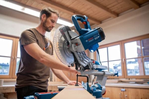 Bosch LEIKKUU-/VIHENNYSSAHA GCM 305-254 D