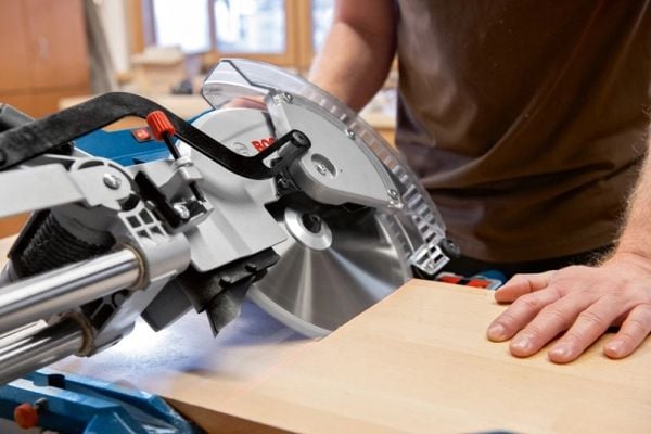 Bosch LEIKKUU-/VIHENNYSSAHA GCM 305-254 D