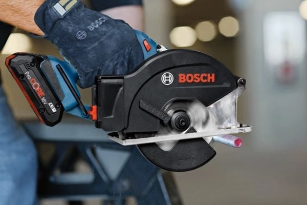 Bosch GKM 18V-50 Professional - Sirkelsag - trådløs - 136 mm - 2 batterier, inkludert lader - 18 V