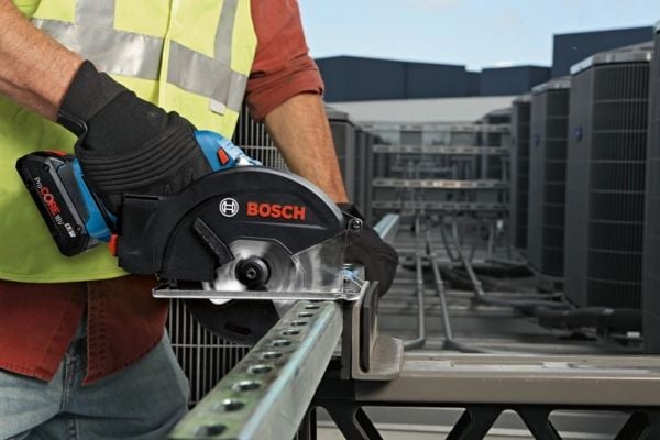 Bosch GKM 18V-50 Professional - Sirkelsag - trådløs - 136 mm - 2 batterier, inkludert lader - 18 V