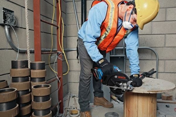 Bosch GKM 18V-50 Professional - Sirkelsag - trådløs - 136 mm - 2 batterier, inkludert lader - 18 V