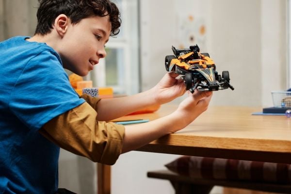 LEGO Technic 42169 NEOM McLaren Formel E racerbil