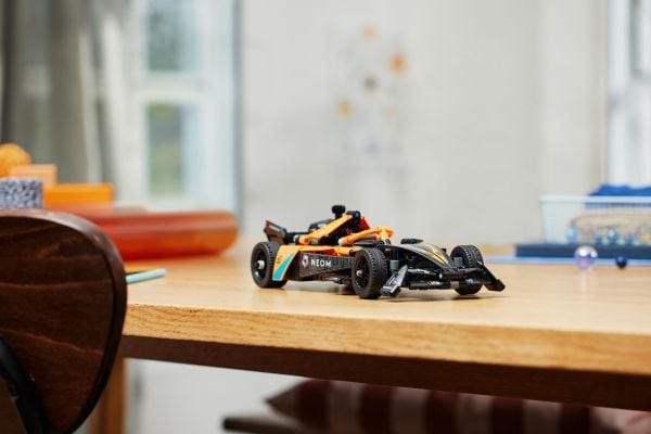 LEGO Technic 42169 NEOM McLaren Formel E racerbil