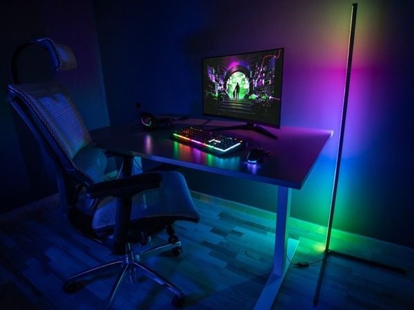 Gulvlampe Tracer Smart Corner RGB Ambience - hjørne