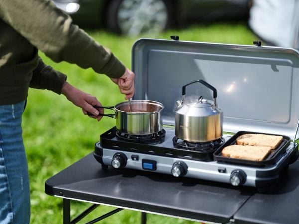 Campingaz 2 MULTI COOK, Nestemäisellä polttoaineella toimiva liesi, 2 vyöhykettä, verhous, tarttumaton, kokoontaitettava, 5,4 kg