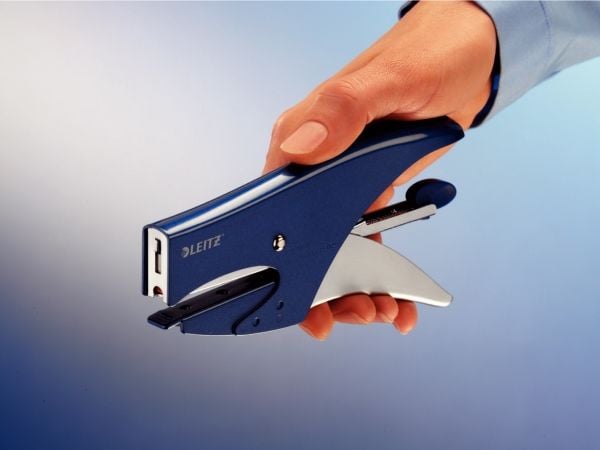 Stiftemaskin Leitz 5547 15 ark metallic blå