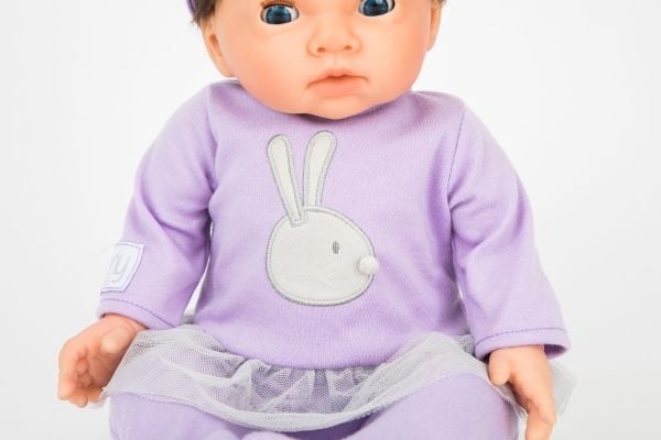 Tiny Treasures docka med mörkt hår och lila outfit