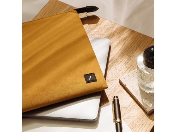 Native Union W.F.A Stow Lite Sleeve for 16" MacBook, oransje