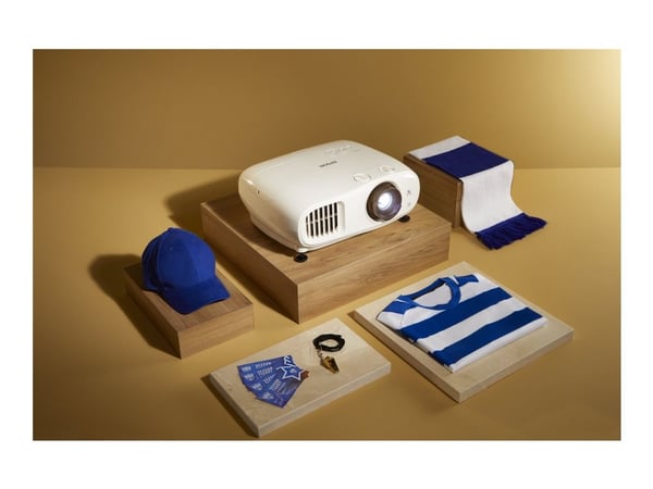Epson EH-TW7000 - 3 LCD-projektor - 3D - 3000 lumen (hvit) - 3000 lumen (farge) - 3840 x 2160 (2 x 1920 x 1080) - 16:9 - 4K - hvit
