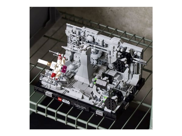 LEGO Star Wars 75329 Death Star Trench Run Diorama