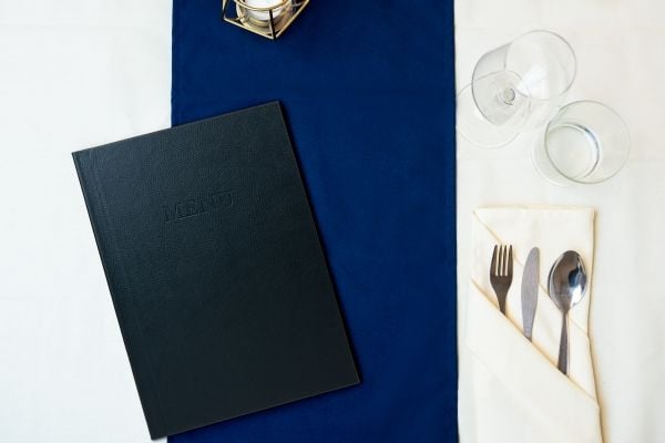 Klassinen A4 MENU kova kansi, selkämys puristimella, musta