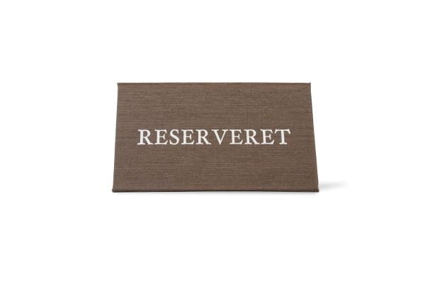 Modern RESERVERET (DK) bordskilt, marron