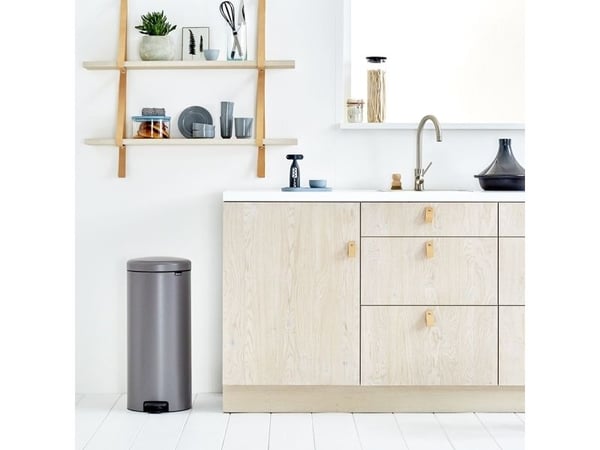 Pedalbøtte, Brabantia newIcon, platina, rustfritt stål, 30 l, med innerbøtte av plast og myktlukkende lokk