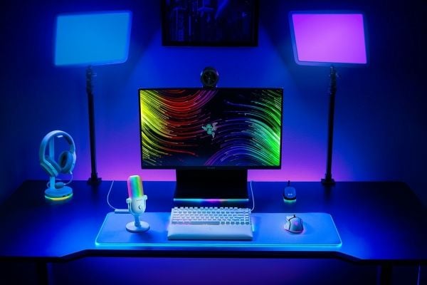 Razer Seiren V3 Chroma White - RGB-USB-mikrofoni, jossa on tap-to-mute-toiminto (RZ19-05060200-R3M1)