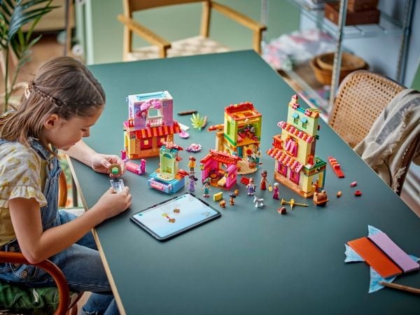 LEGO Disney Classic 43245 Familien Madrigals magiske hus