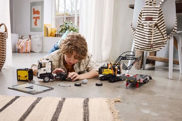 LEGO Technic 42175 Volvo FMX-trailer og EC230 el-gravemaskin