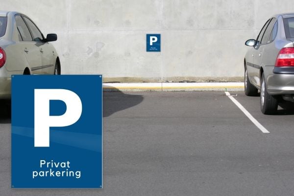 Parkeringsskilt "P+privat parkering" m/huller, 20x25 cm, alu. blå