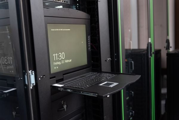 Digitus - KVM-konsoll med KVM-svitsj - 1 porter - Tysk - 19" - kan monteres i rack - 1920 x 1080 Full HD (1080p) @ 60 Hz - 1000:1 - RAL 9005, svart...