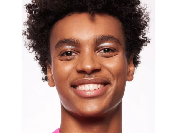Essence essene er superbalsam med glanset leppebehandling