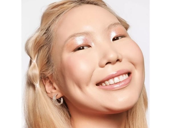 Essence essene er superbalsam med glanset leppebehandling