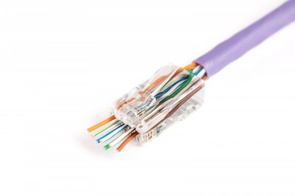RJ45 (8P8C) DIGITUS cat.6 suora läpivientiliitin, AWG 26-24, 100 kpl:n pakkaus.
