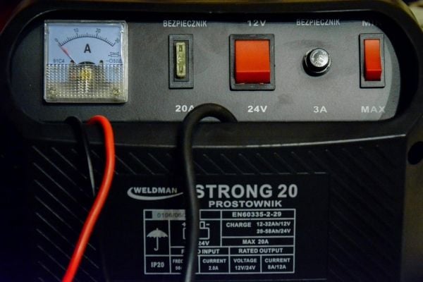 WELDMAN STRONG 20 6V/12V LCD-LATURI