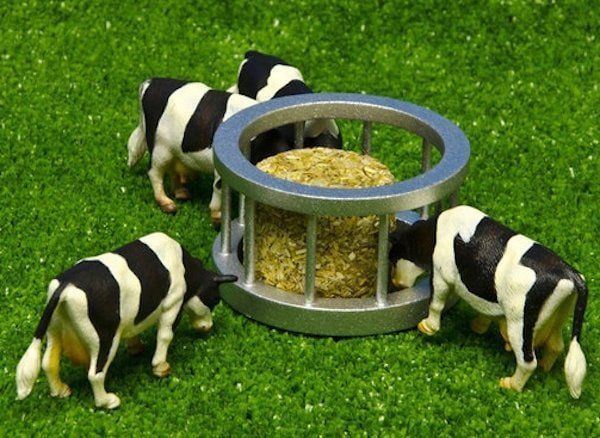 Hipo Cow Feeder 1:32 heinällä ja lehmällä 571961 76631