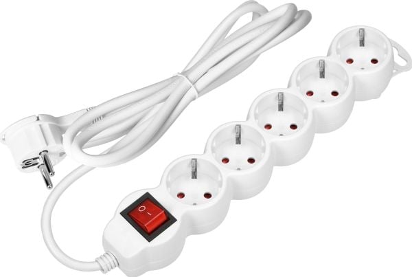 Orno 5-suuntainen jatkojohto 2P+E (Schuko), kytkimellä, 5m H05VV-F 3x1,5mm2, Imax=16A, litteä pistoke, valkoinen