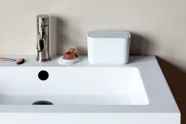 Brabantia jäteastia kallistuva valkoinen