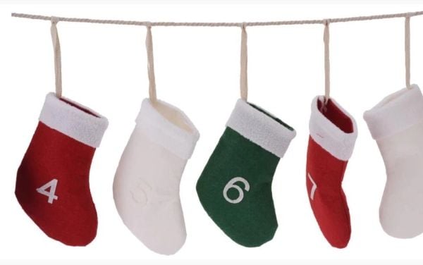 Unspecificed_V Adventskalender Garland Sokker
