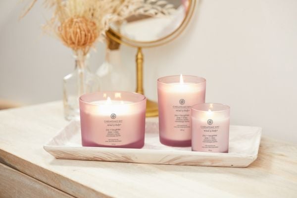 Chesapeake Bay Scented candle with wooden lid - Cranberry Dahlia