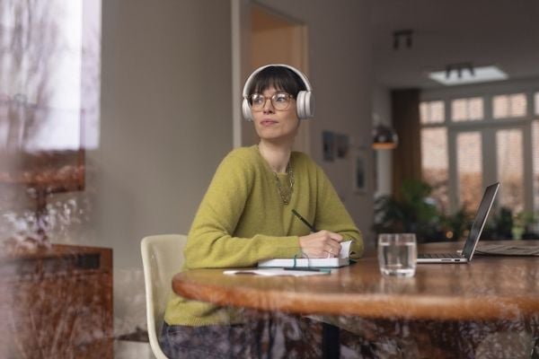 Philips TAH5209WT - Hodetelefoner med mikrofon - over-øret-montering - Bluetooth - trådløs - hvit