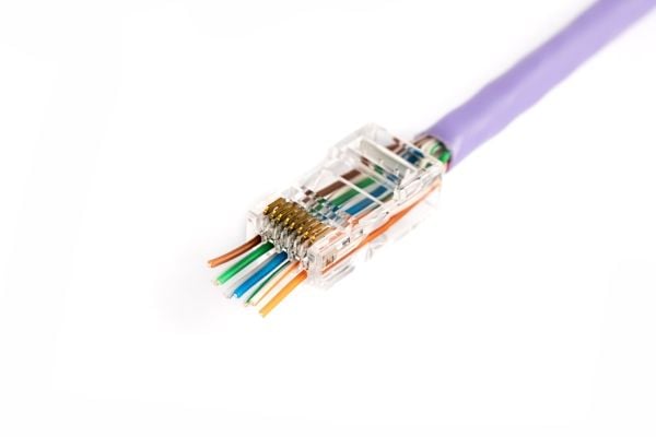RJ45 (8P8C) DIGITUS cat.6 suora läpivientiliitin, AWG 26-24, 100 kpl:n pakkaus.