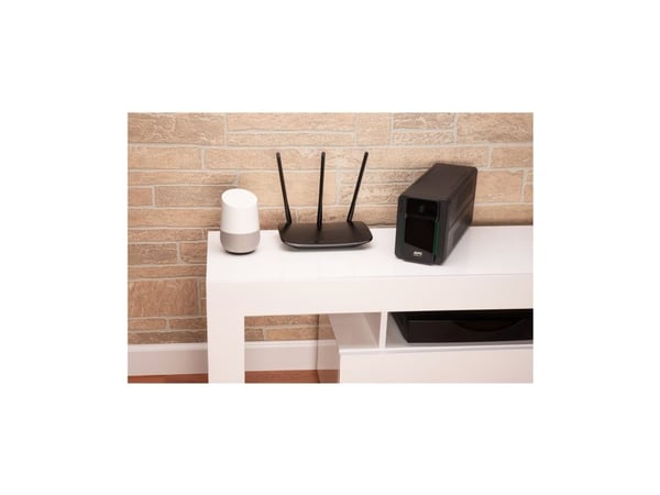 APC Easy UPS BVX Series BVX900LI - UPS - AC 220-240 V - 480 Watt - 900 VA - 9 At - utgangskontakter: 4
