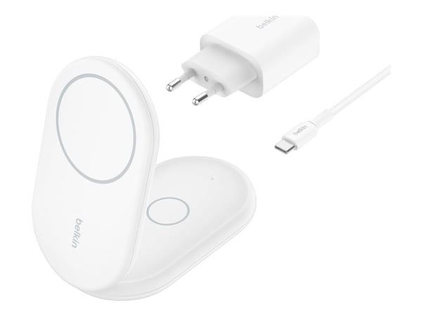 Belkin BoostCharge 2-in-1 - Trådløst ladestativ - magnetisk, sammenleggbar, med Qi2 + AC-strømadapter - 15 watt - Fast Charge - hvit - for Apple iP...
