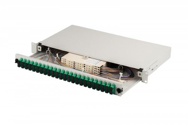 FO patchpanel med utrustning 19" 1U, 24x SC APC dx, OS2, pigtails, adaptrar, rack, grå