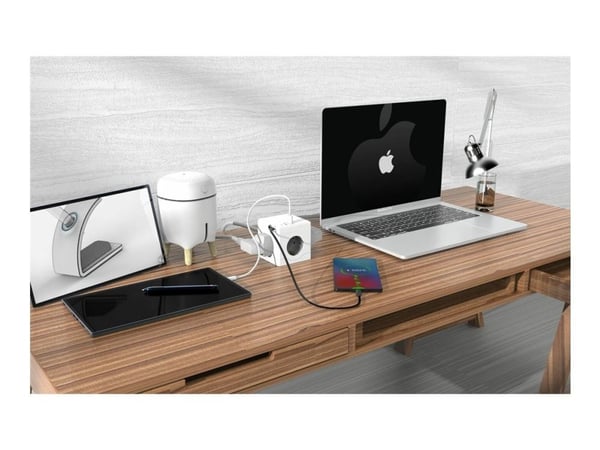 MicroConnect - Virranjakoyksikkö - tulo: Tyyppi F - lähtöliittimet: 6 (2 x USB, 24-nastainen USB-C, 3 x virta Tyyppi F) - 1,5 m kaapeli - valkoinen