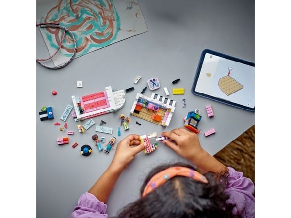 LEGO Friends 42662 Kampaamo ja asusteliike