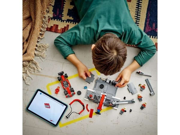 LEGO City 60443 F1-depotstopp og -team med Ferrari-bil
