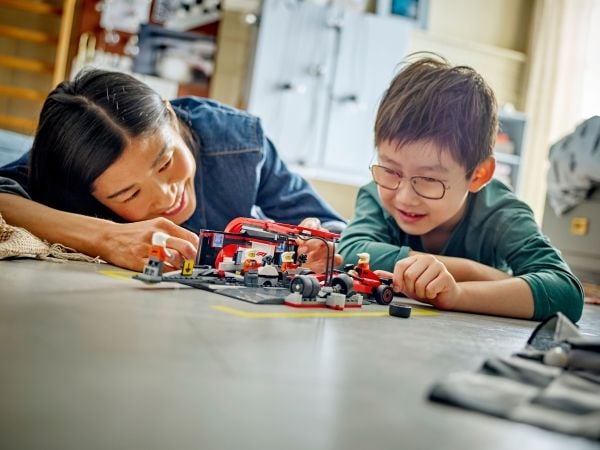LEGO City 60443 F1-depotstopp og -team med Ferrari-bil