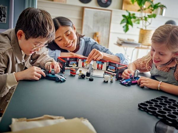 LEGO City 60444 F1-verksted med Mercedes-AMG og Alpine