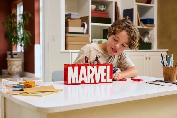 LEGO Super Heroes 76313 MARVEL logo og minifigurer
