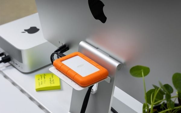 Twelve South BackPack 5 - alumiinihylly yhteensopiva 24" M1 iMacin ja Apple Studio Display -näytön kanssa (valkoinen)