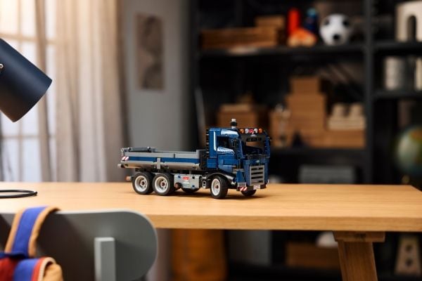 LEGO Technic 42203 Kuorma-auto, jossa on kippikone