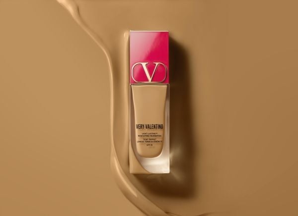 Valentino Very Valentino nestemäinen meikkivoide MA4 SPF 25, 25 ml