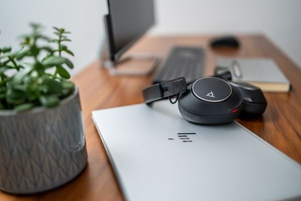 HP Poly Voyager Surround 80 UC USB-C-hodesett + USB-C/A-adapter, Trådløs, Musikk/hver dag, 275 g, Hodesett, Svart