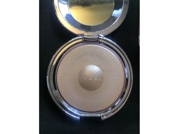 Becca Pearl Glow – puder-highlighter för strålande hud