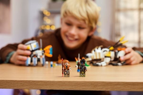 LEGO Horizon 77037 Aloy og Varl mot skallvandrer og sagtann