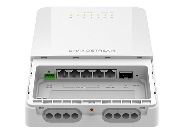Grandstream GWN7710 Series GWN7710R - Switch - Styrt - 5 x 10/100/1000 (PoE) + 1 x 1/2.5G SFP - stangmonterbar, veggmonterbar, DIN-skinnemonterbar ...